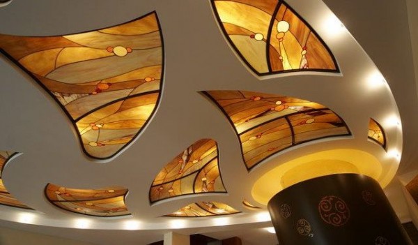 Применение стеклянных вставок в виде витражей на потолке